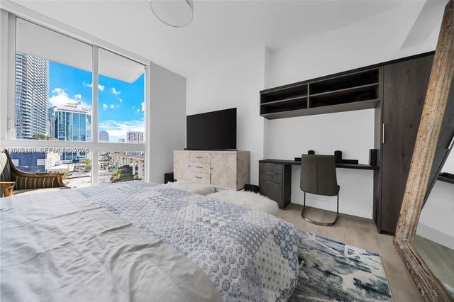 92 SW 3rd St 902, Miami, FL 33130