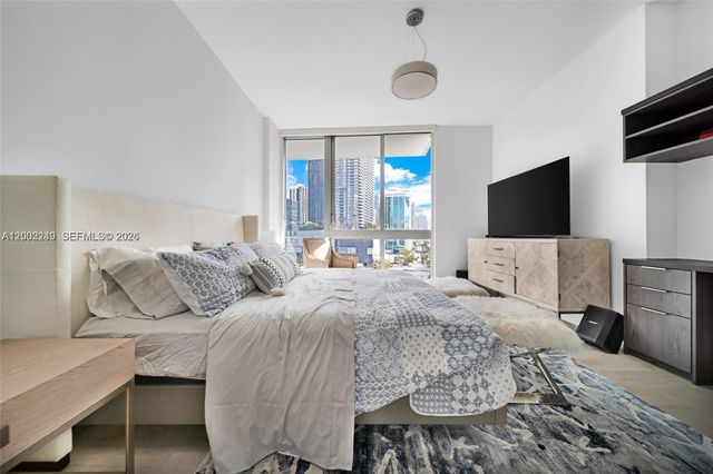 92 SW 3rd St 902, Miami, FL 33130