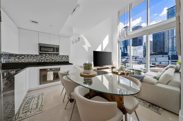 92 SW 3rd St 902, Miami, FL 33130