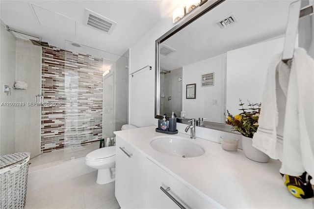 92 SW 3rd St 902, Miami, FL 33130