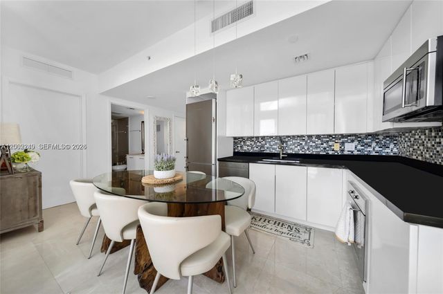 92 SW 3rd St 902, Miami, FL 33130