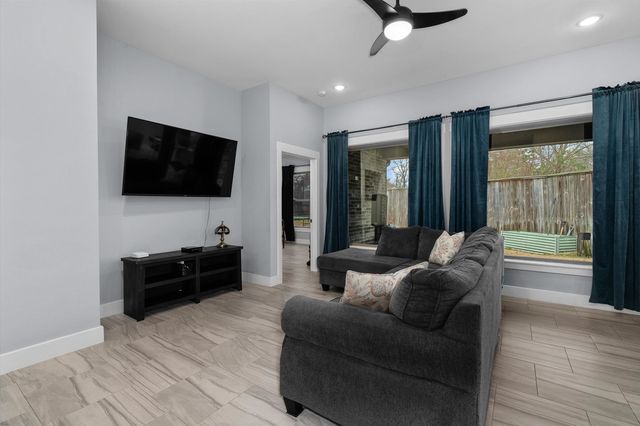 727 Cove Pl, Longview, TX 75604