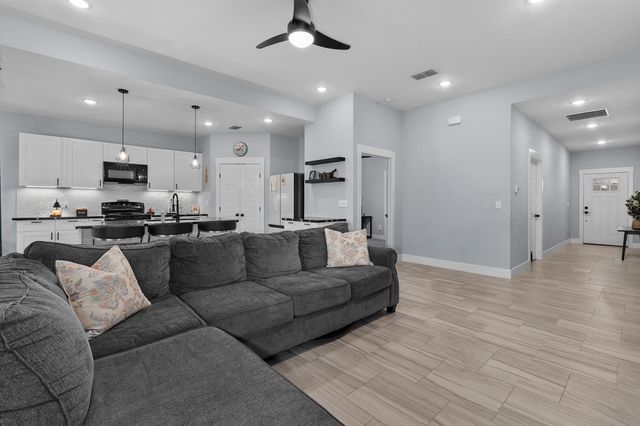 727 Cove Pl, Longview, TX 75604