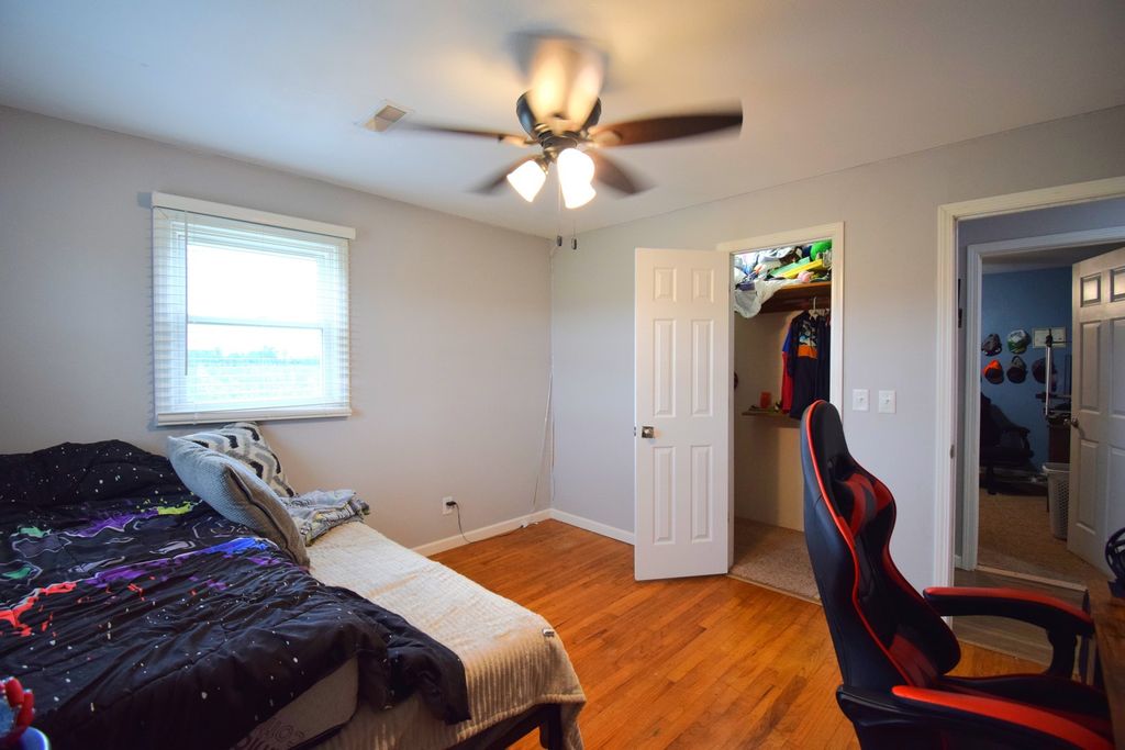 Image 12 of property listing at 9871 N Nason Lane, Mt Vernon, IL 62864