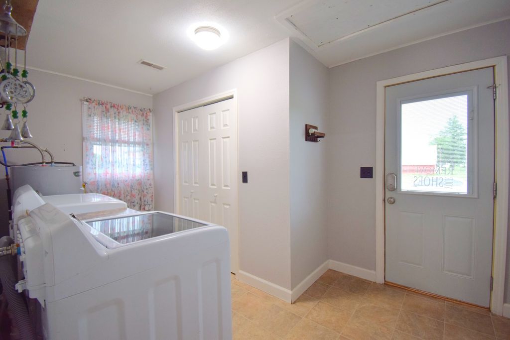 Image 14 of property listing at 9871 N Nason Lane, Mt Vernon, IL 62864