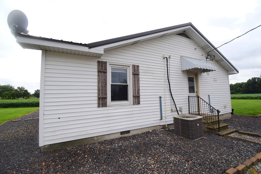 Image 16 of property listing at 9871 N Nason Lane, Mt Vernon, IL 62864