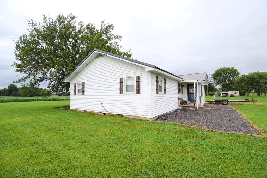 Image 17 of property listing at 9871 N Nason Lane, Mt Vernon, IL 62864