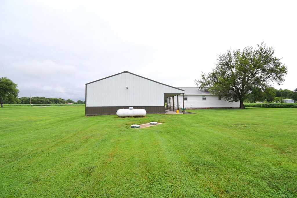 Image 18 of property listing at 9871 N Nason Lane, Mt Vernon, IL 62864