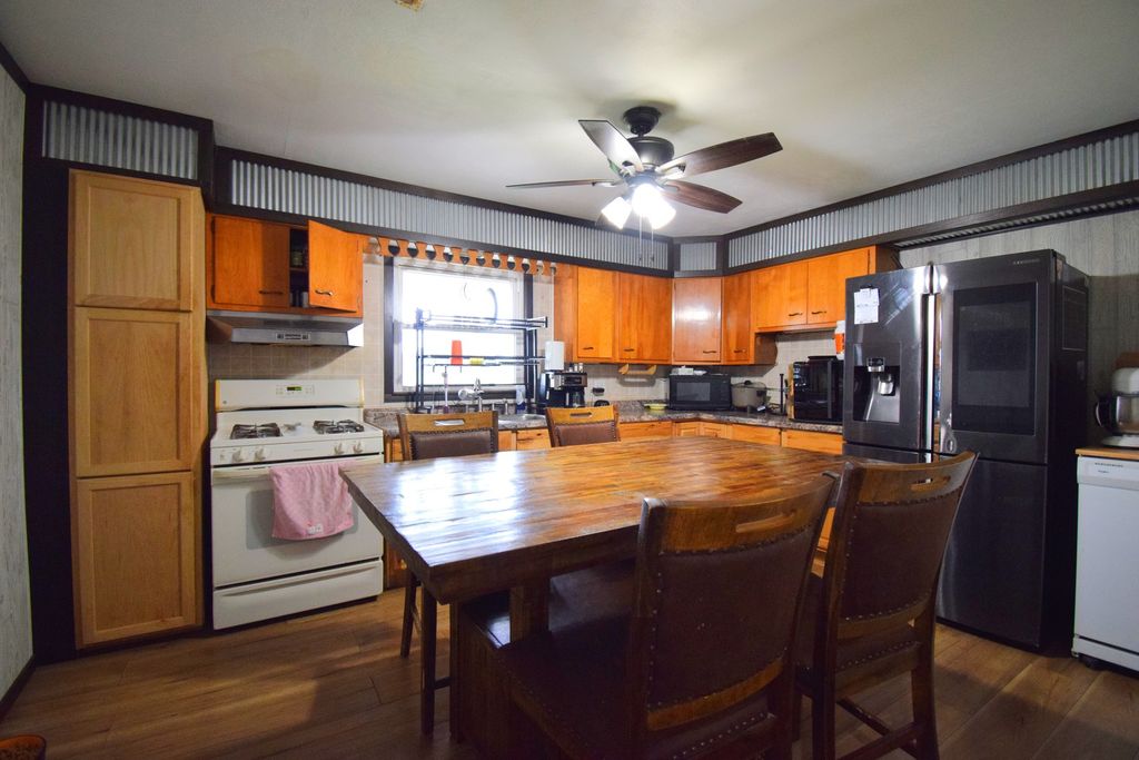 Image 5 of property listing at 9871 N Nason Lane, Mt Vernon, IL 62864