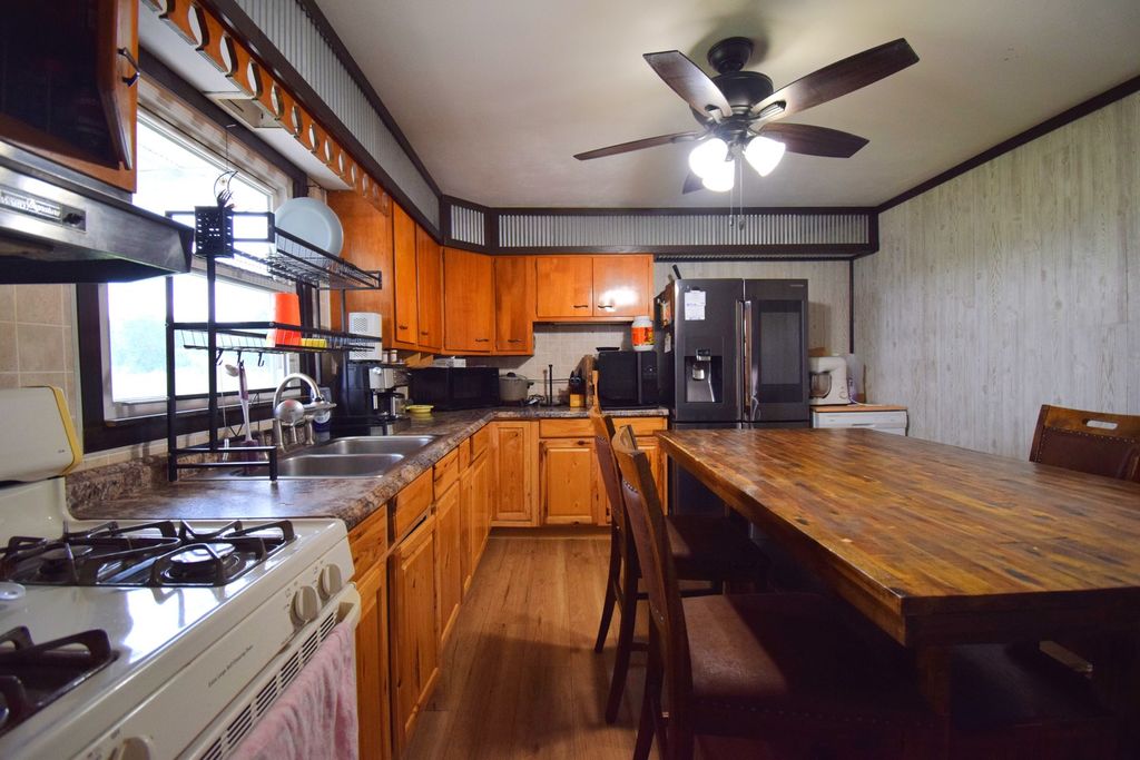 Image 6 of property listing at 9871 N Nason Lane, Mt Vernon, IL 62864