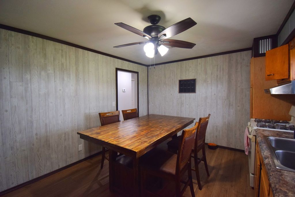 Image 7 of property listing at 9871 N Nason Lane, Mt Vernon, IL 62864