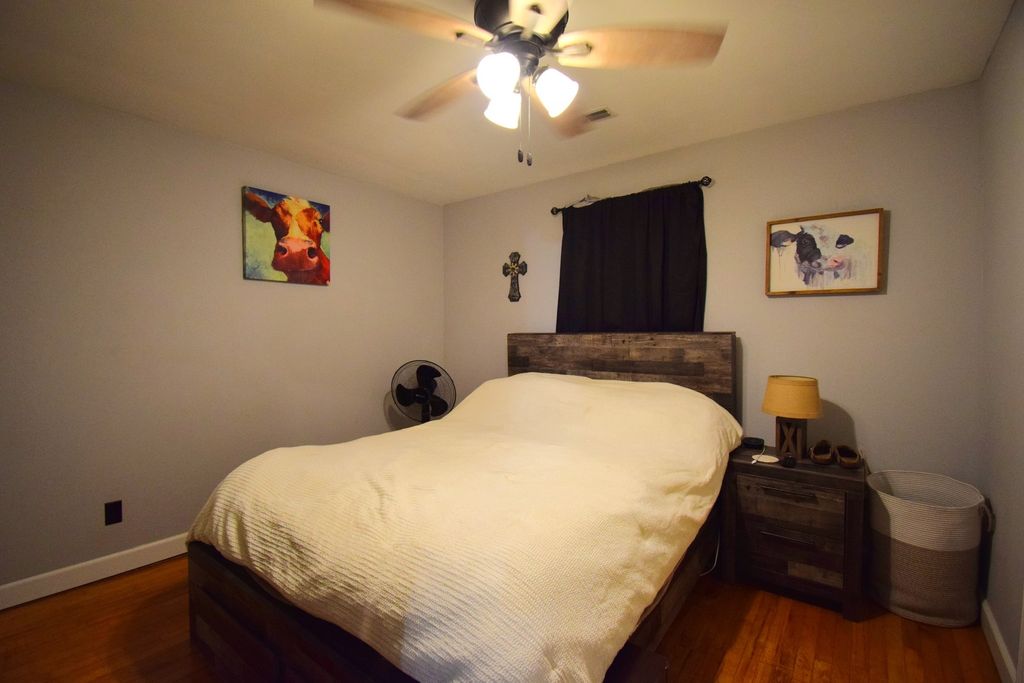 Image 8 of property listing at 9871 N Nason Lane, Mt Vernon, IL 62864