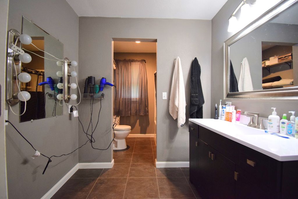 Image 9 of property listing at 9871 N Nason Lane, Mt Vernon, IL 62864