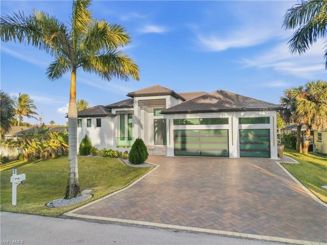 4907 Santa Monica CT, Cape Coral, FL 33904