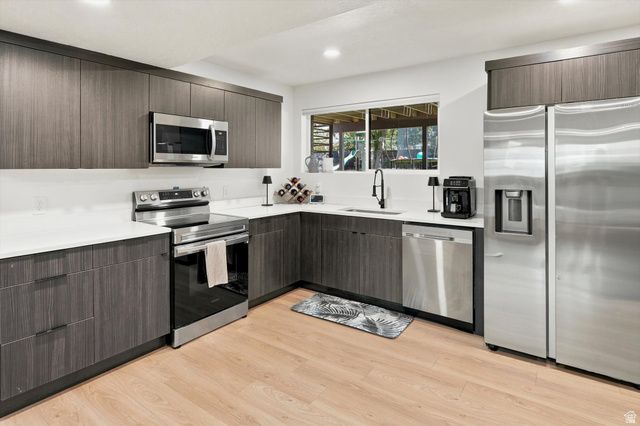 8641 S BUENA VISTA DR, Sandy, UT 84094