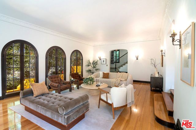 130 N Catalina Street, Los Angeles, CA 90004