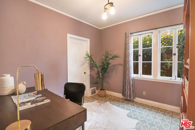 130 N Catalina Street, Los Angeles, CA 90004