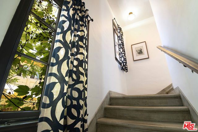 130 N Catalina Street, Los Angeles, CA 90004