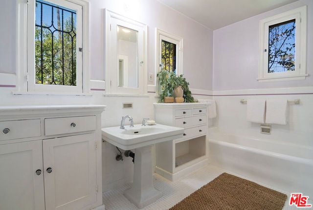 130 N Catalina Street, Los Angeles, CA 90004