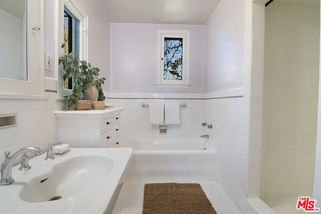 130 N Catalina Street, Los Angeles, CA 90004