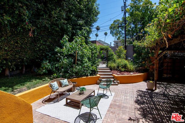 130 N Catalina Street, Los Angeles, CA 90004