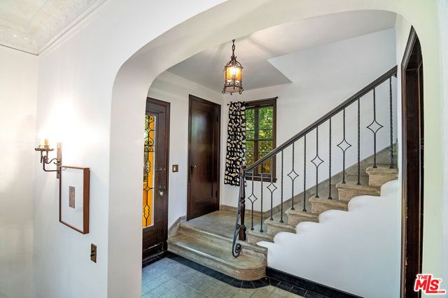 130 N Catalina Street, Los Angeles, CA 90004