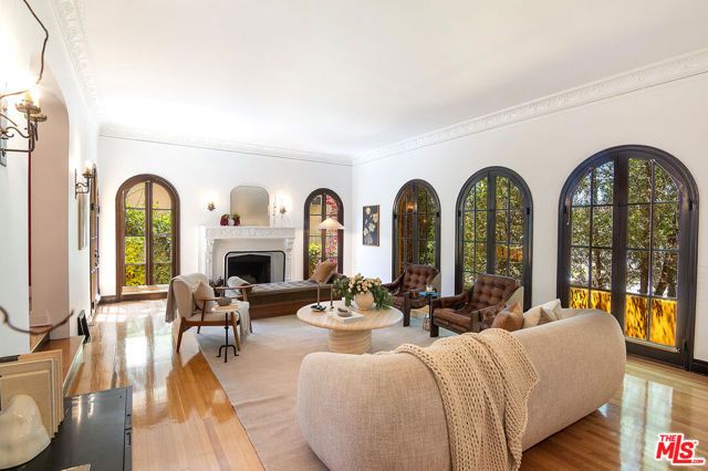 130 N Catalina Street, Los Angeles, CA 90004