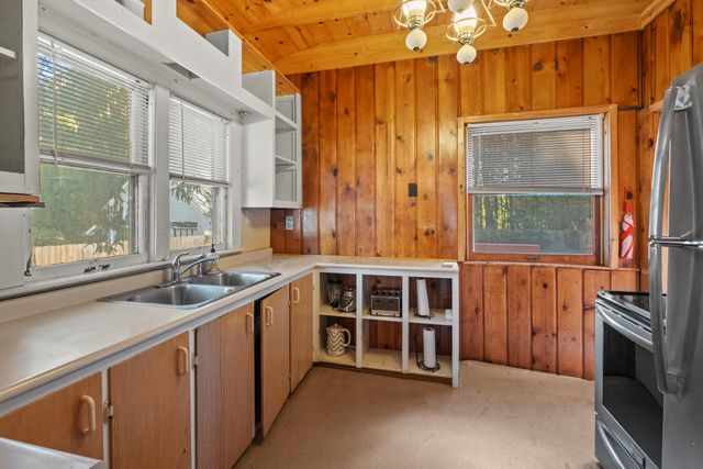 520 E Main Street Se, Caledonia Vlg, MI 49316