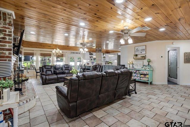 6130 Peninsula Cir, Athens, TX 75752