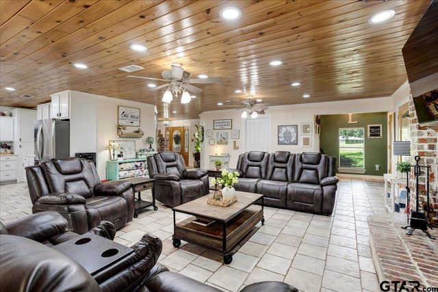 6130 Peninsula Cir, Athens, TX 75752