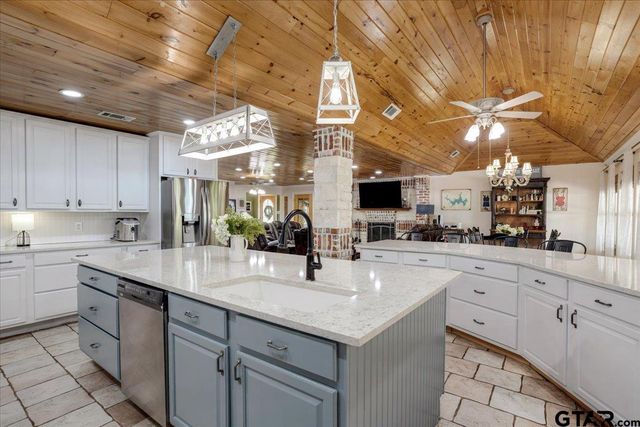 6130 Peninsula Cir, Athens, TX 75752