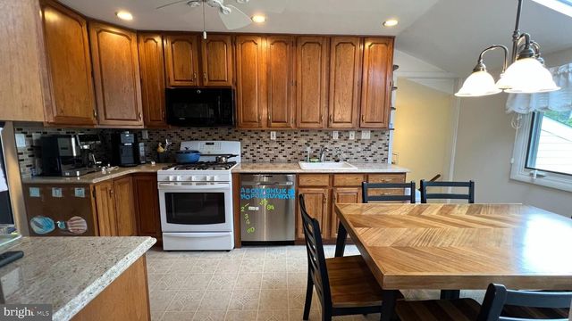 17 SLEEPY HOLLOW RD, Stratford, NJ 08084
