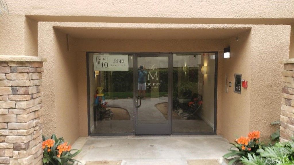 Image 1 of property listing at 5540 Owensmouth Avenue 216, Woodland Hills, CA 91367