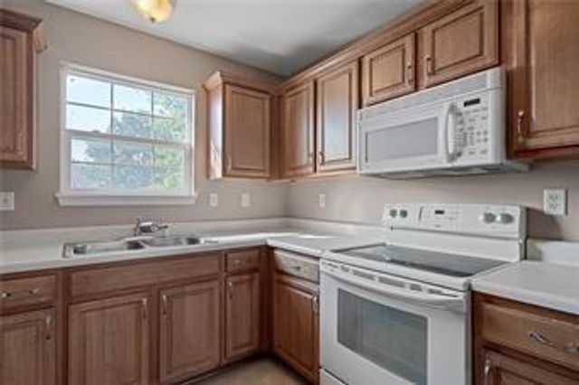 218 N 6th Terrace, Louisburg, KS 66053