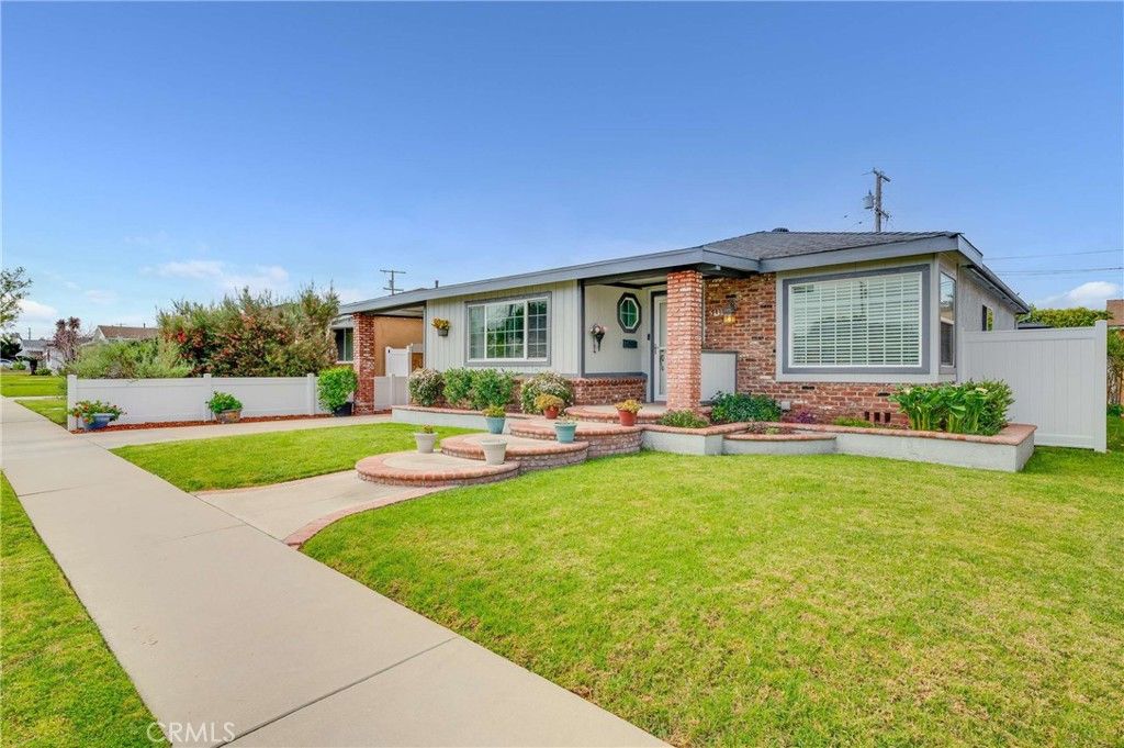 Image 2 of property listing at 5131 Gaviota, Long Beach, CA 90807