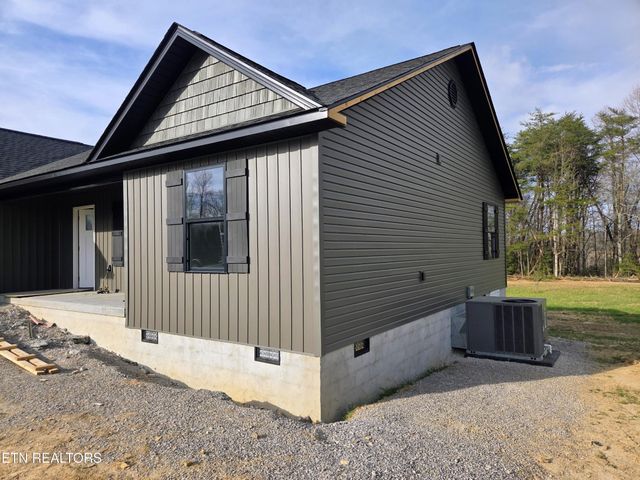 178 Ferry Bend Tr, Crossville, TN 38571