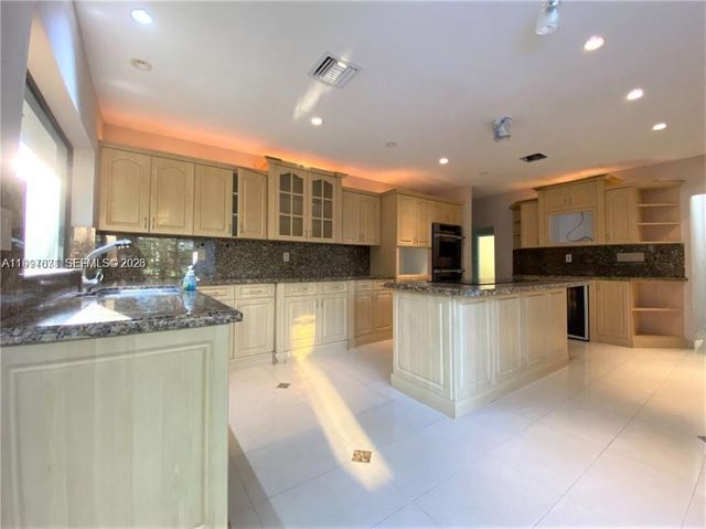 19740 W Saint Andrews Drive, Hialeah, FL 33015