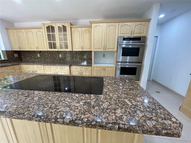19740 W Saint Andrews Drive, Hialeah, FL 33015