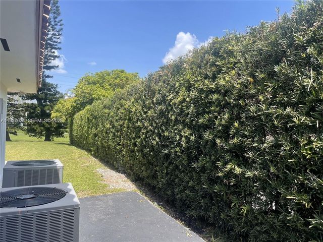 19740 W Saint Andrews Drive, Hialeah, FL 33015