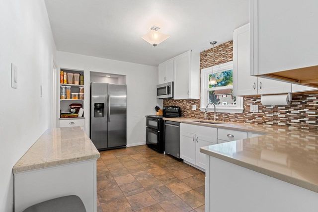 702 RIDGEWAY BOULEVARD, De Pere, WI 54115