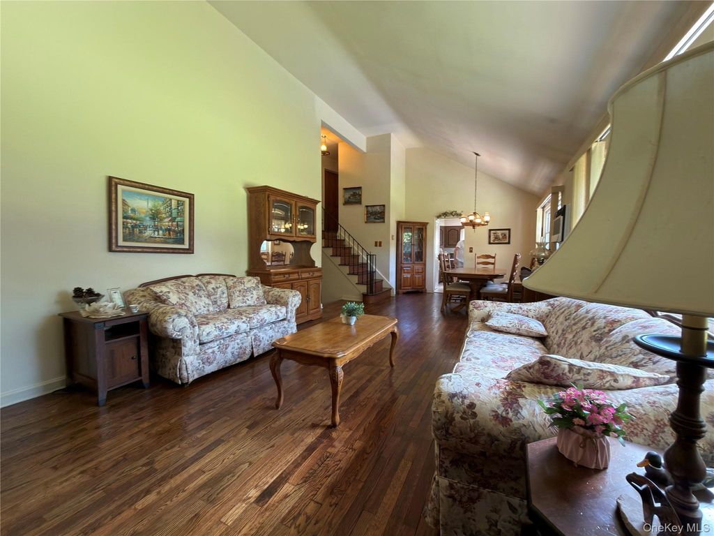 411 Cornwell Avenue, Malverne, NY 11565 — photo 4