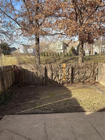 10826 W 115 Place, Overland Park, KS 66210