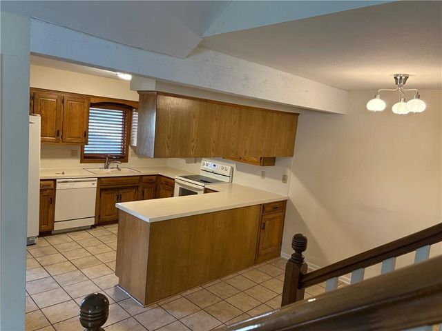 10826 W 115 Place, Overland Park, KS 66210