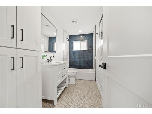 6769 S Foresthill St, Littleton, CO 80120