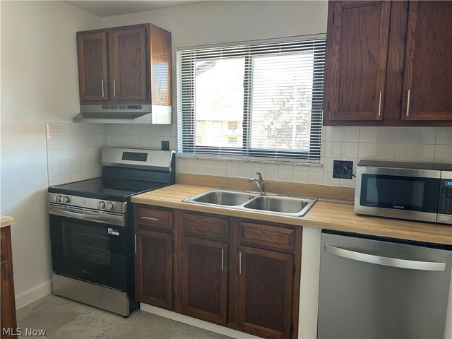 24635 Clareshire Drive 203, North Olmsted, OH 44070