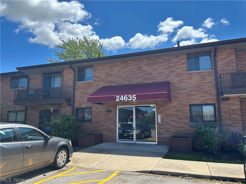 24635 Clareshire Drive 203, North Olmsted, OH 44070