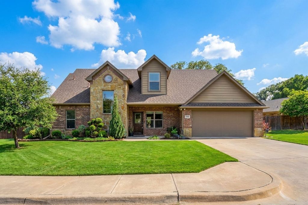 305 Donna Circle, Granbury, TX 76049 — exterior