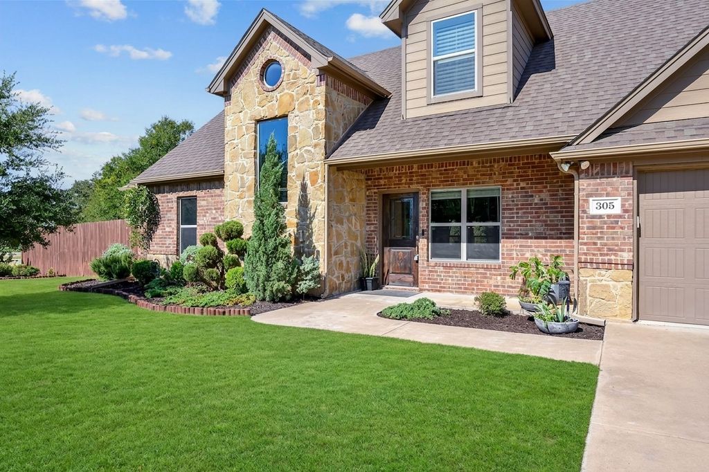 305 Donna Circle, Granbury, TX 76049 — photo 2