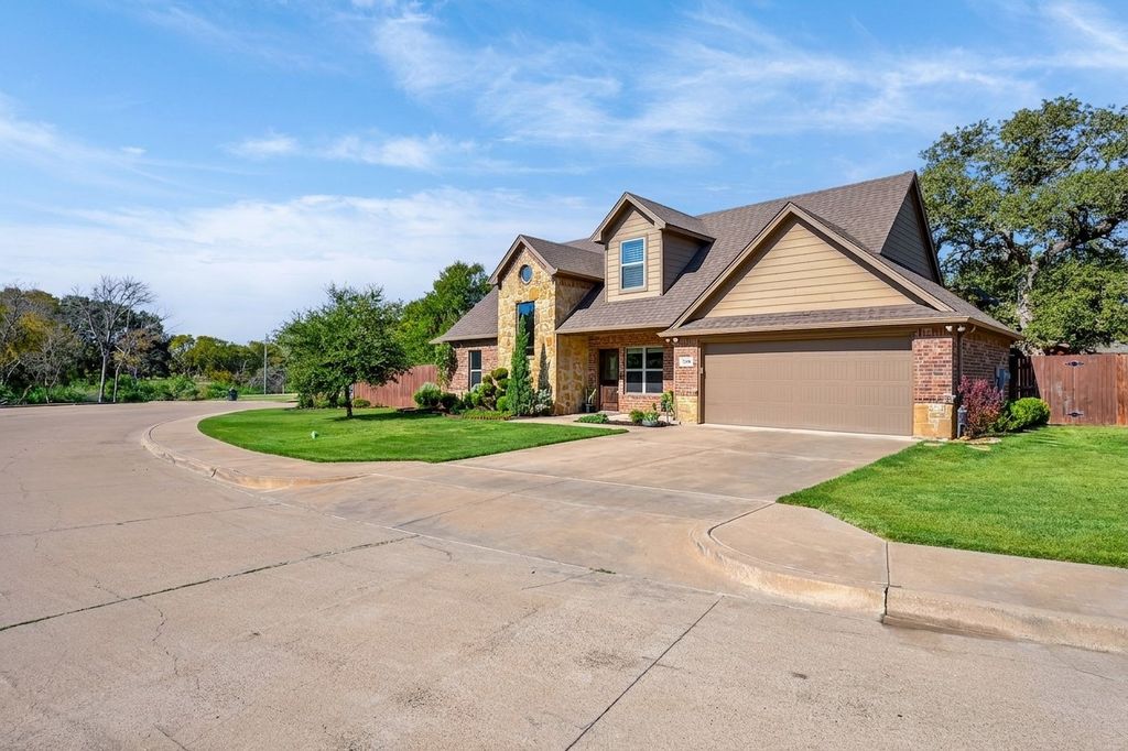 305 Donna Circle, Granbury, TX 76049 — photo 3