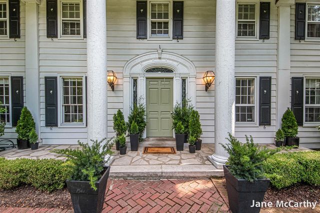 270 Lakeside Dr, East Grand Rapids, MI 49506